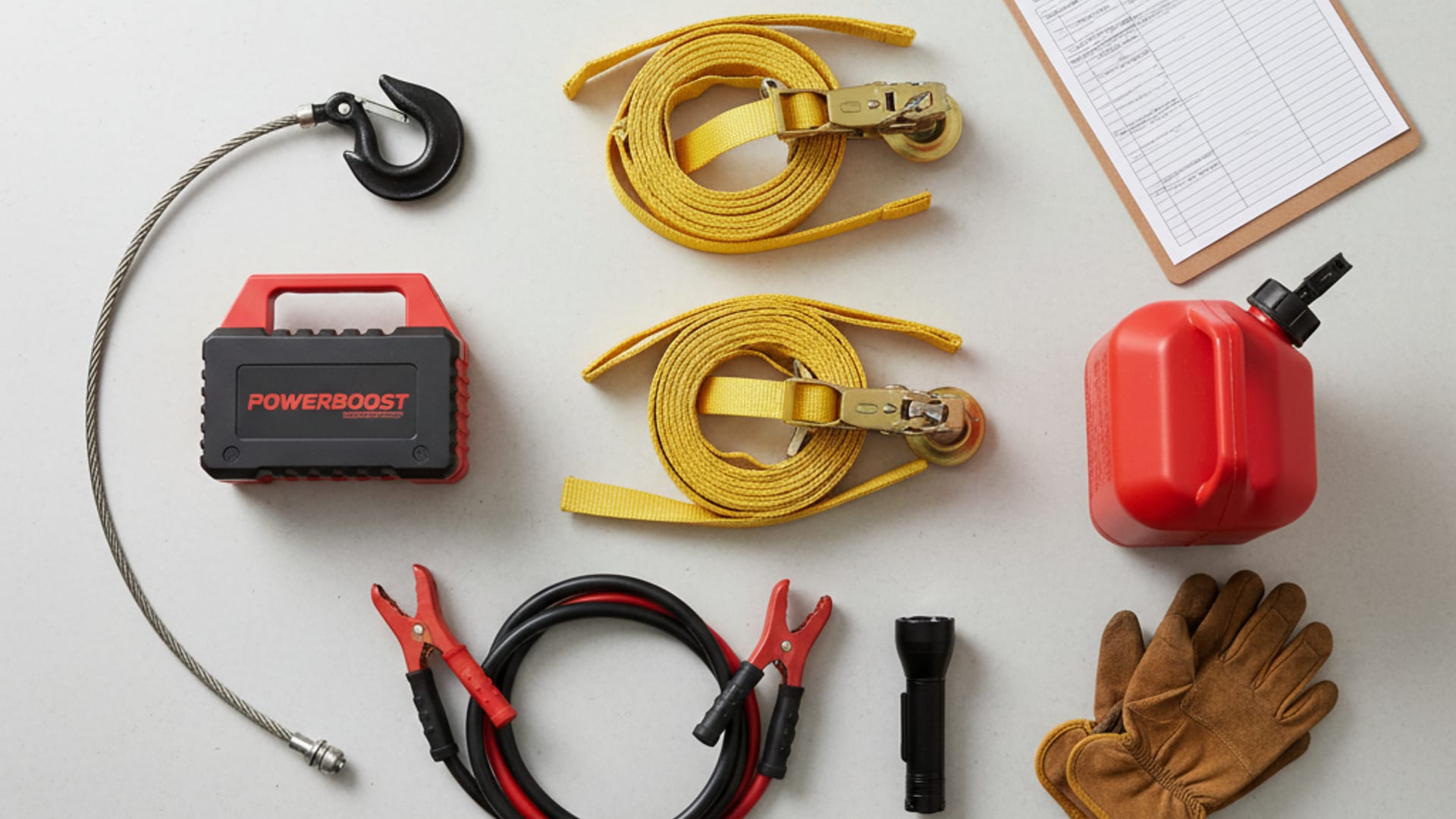 Vista cenital de equipo profesional de grúa: correas para ruedas, cargador de arranque, gancho de cabrestante, cables y formularios de servicio